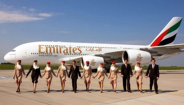 сотрудники авиакомпании Emirates Airlines, стюардессы и пилоты, набор 2019, самолет airbus a380 на взлетной полосе