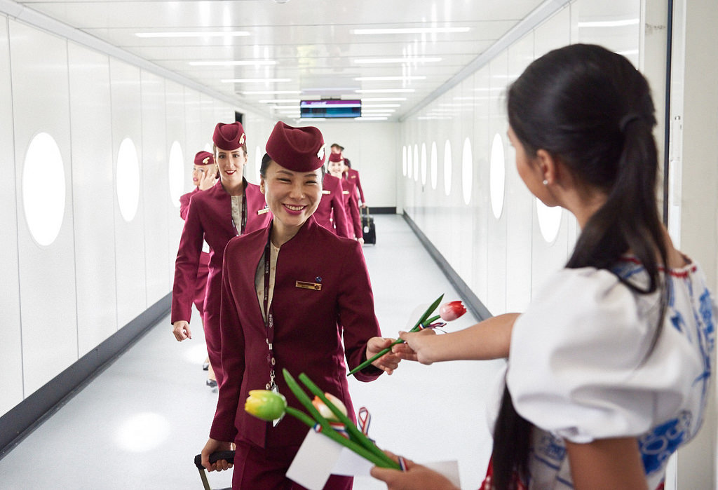 красивые бортпроводницы в форме Qatar Airways с цветами садятся в самолет и бесплатно путешествуют по миру
