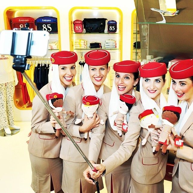 как устроиться на работу бортпроводником Эмиратс, стюардессы делают селфи и улыбаются