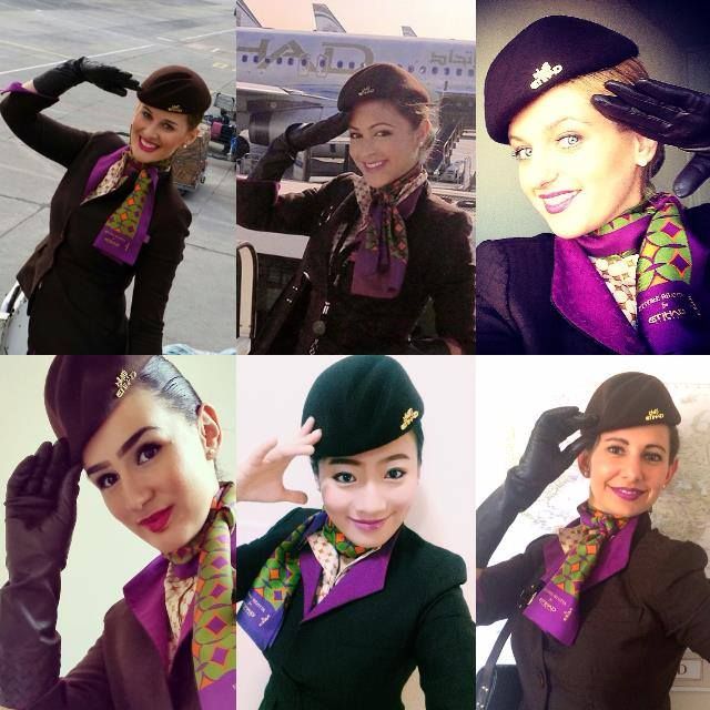 счастливые стюардессы - красивые сотрудницы авиакомпании Etihad Airways в фирменной одежде, девушки улыбаются с фиолетовой помадой на губах
