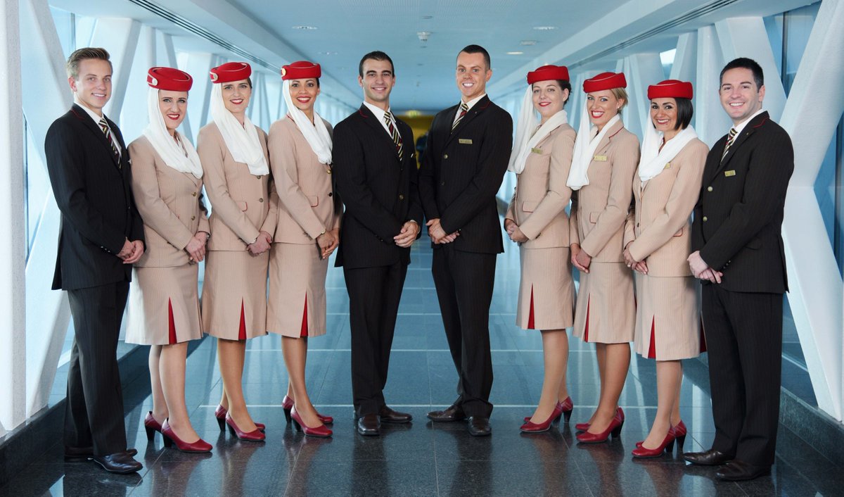 набор пилотов и бортпроводников авиакомпании Emirates Airlines в 2019 году, экипаж самолета Airbus A380 в фирменной одежде Эмирейтс