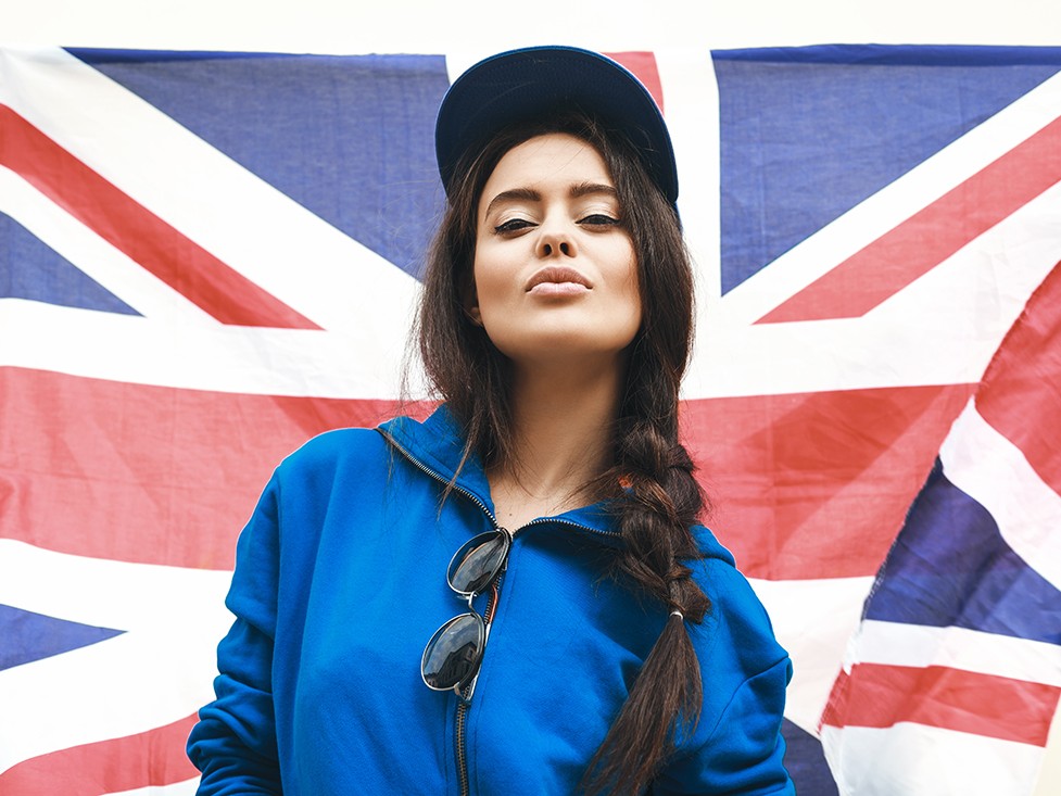 изучение иностранного языка с иностранцем по скайпу - сексуальная девушка на фоне британского флага