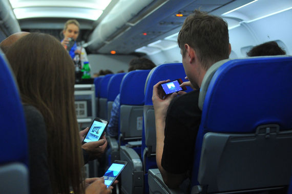 пассажиры в самолете аэрофлота сидят и пользуются бесплатным интернетом