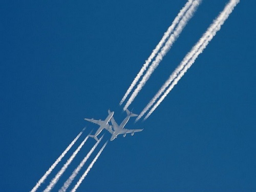два самолета летят в голубом небе на встречу друг другу