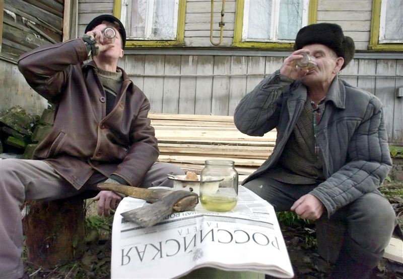 пьянство в русских деревнях - проблема алкоголизма и безработицы в России - жители сельской местности бухают на лавочке