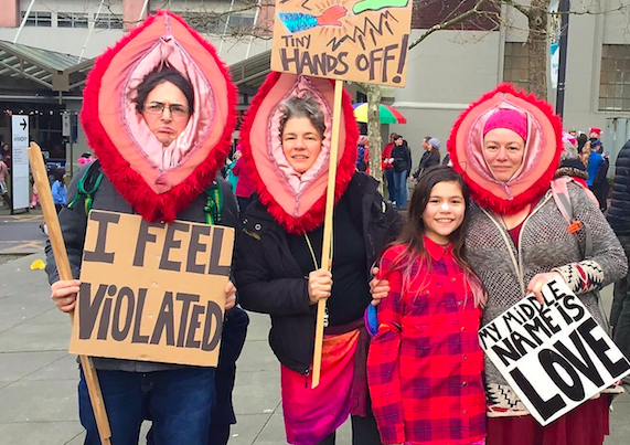 женщины борются за свои права на митинге в США