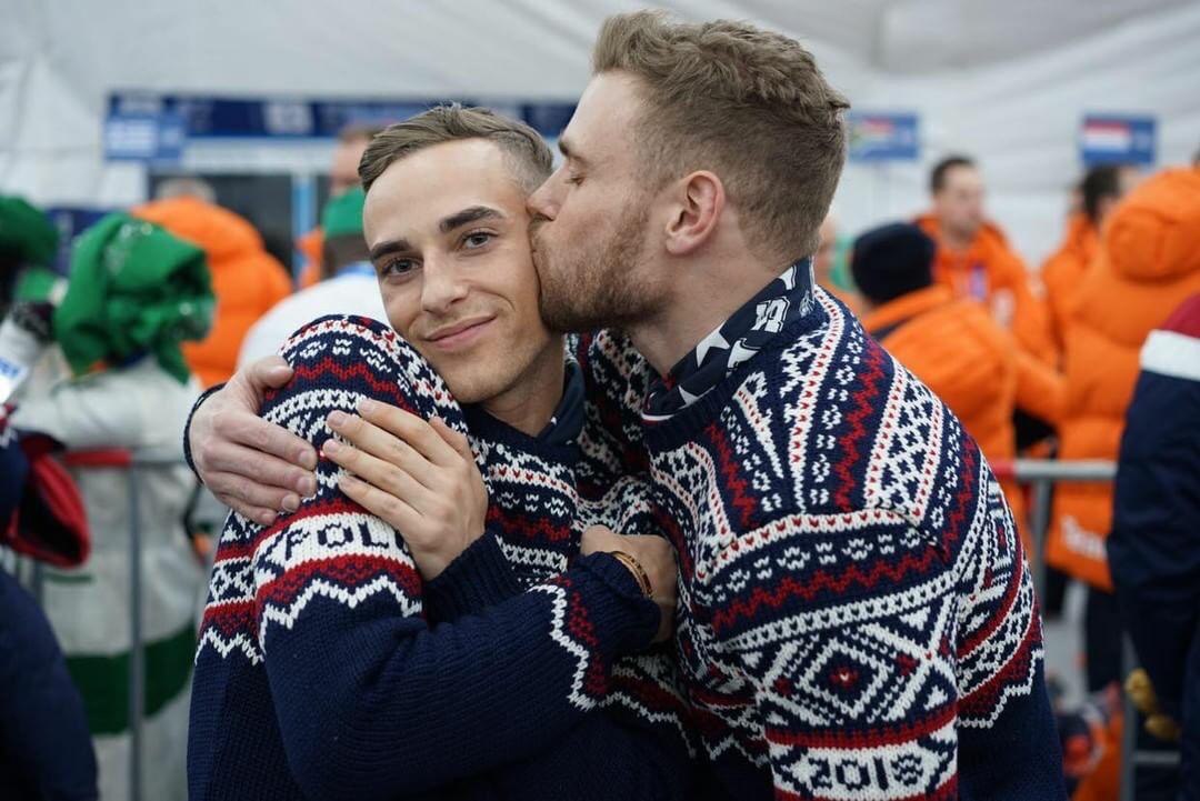 пара геев на Олимпиаде в Южной Корее от команды США - спортсмены на Зимний Олимпийских играх в Пхенчхане 2018 - гомосеки целуются - парни в теплом вязаном свитере обнимают друг друга
