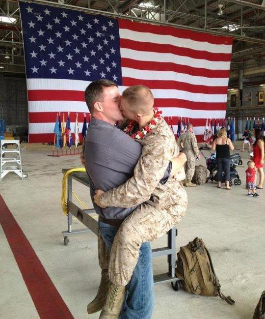 геи в американской армии оборзели, гомосеки целуются на публике в США