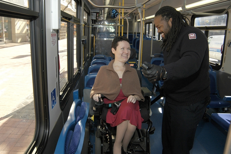 инфраструктура для инвалидов в общественном транспорте США - как выглядят автобусы в Америке
