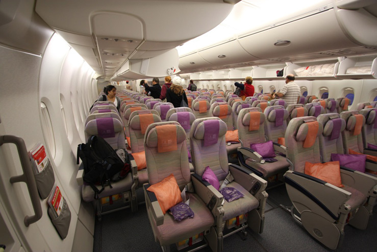 кресла у аварийных люков в самолете - места с увеличенным пространством для ног на борту