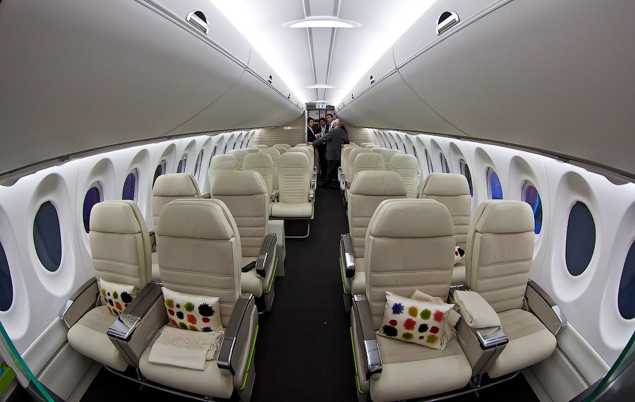 новый самолет - красивый салон и кресла на борту - фото изнутри авиалайнера