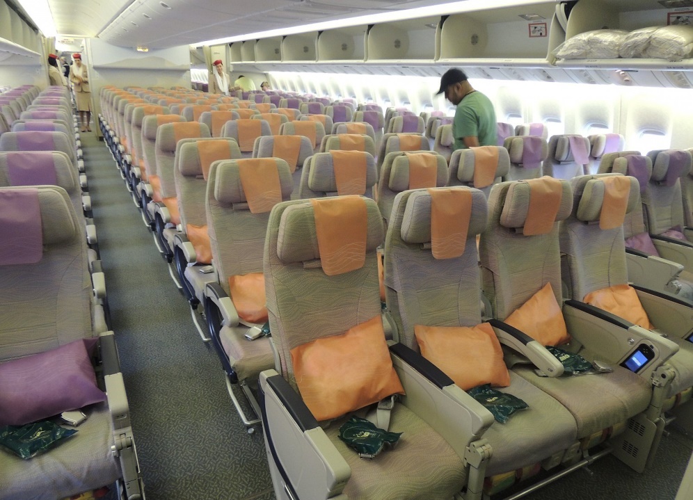 самолет авиакомпании эмирейтс изнутри - красивые кресла в самолоне авиалайнера