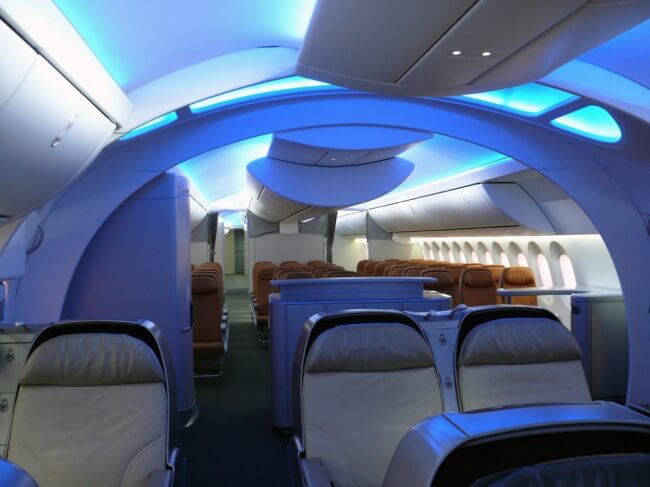 современный первый класс в самолете с подсветкой на потолке - как выглядит дорогой бизнес класс в салоне авиалайнера