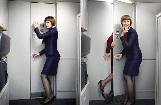 толпа пассажиров в самолете - очередь в туалет возле мест в хвосте авиалайнера