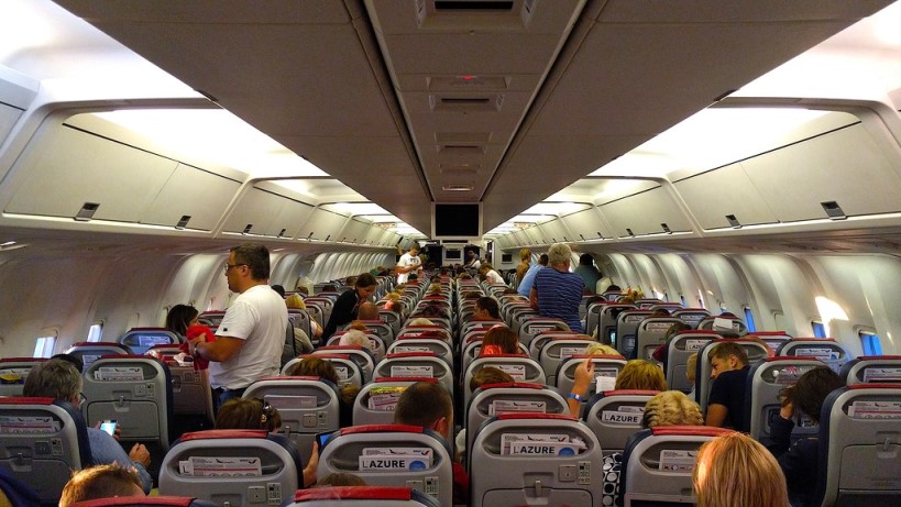 неудобные места в салоне самолета у прохода - борт с пассажирами изнутри как выглядит - сиденья с экранами на Боинге