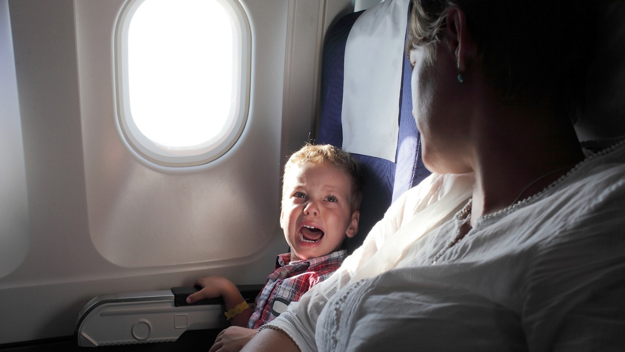 ребенок плачет орет и не может успокоиться во время перелета что делать и как не попасть на первые места в самолете следующие за бизнес классом
