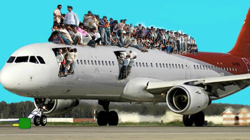 овербукинг на рейсе в аэропорту - что делать и как улететь бизнес классом - переполненный пассажирами самолет на взлетной полосе