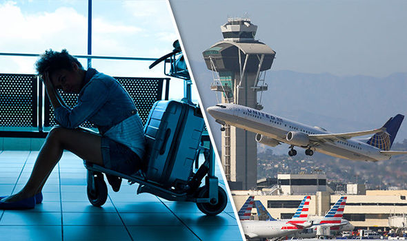 девушка опоздала на самолет и сидит с чемоданами в аэропорту - самолет united airlines взлетает - как выглядит американский аэропорт