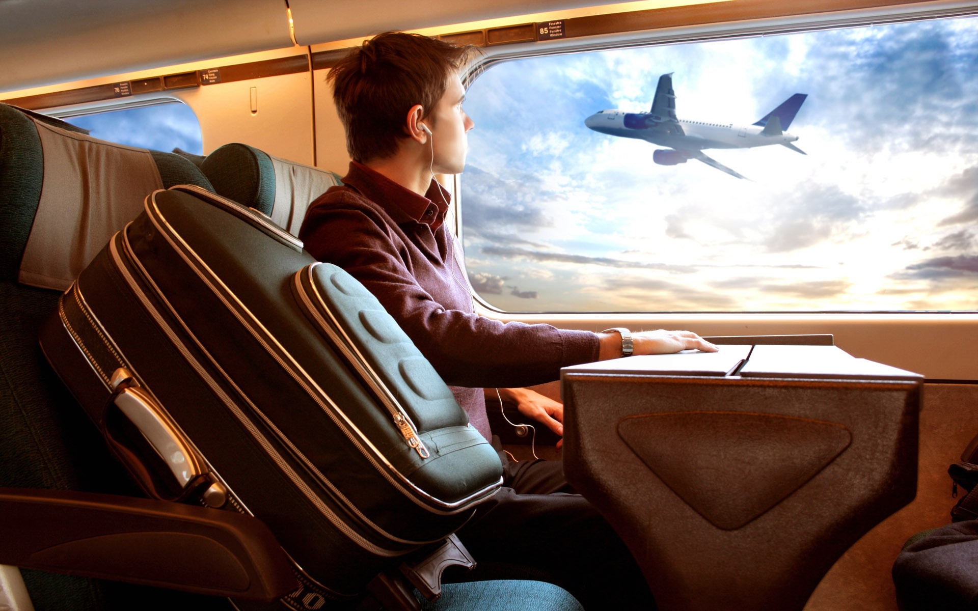 красивый вид из окна иллюминатора - мужчина смотрит в окно во время полета на самолете