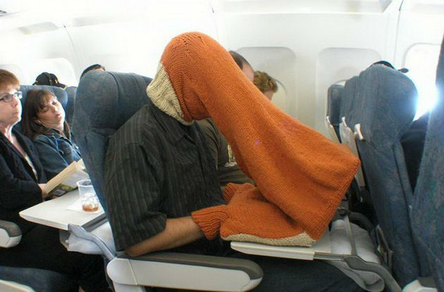 мужчина спит в самолете во время длительного перелета - дети орут в полете и не дают пассажирам спать