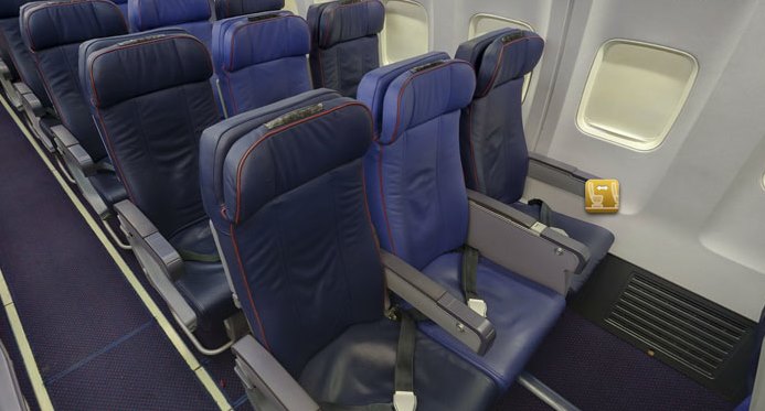 трехкресельные ряды на борту самолете - место посередине между window seat и aisle seat