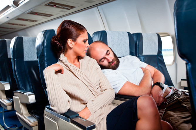 мужчина спит в самолет на плече у женщины - самые неудобные места в самолете
