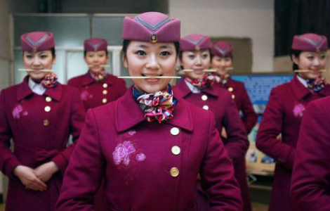 тренировки китайских стюардесс в школе бортпроводников в Пекине